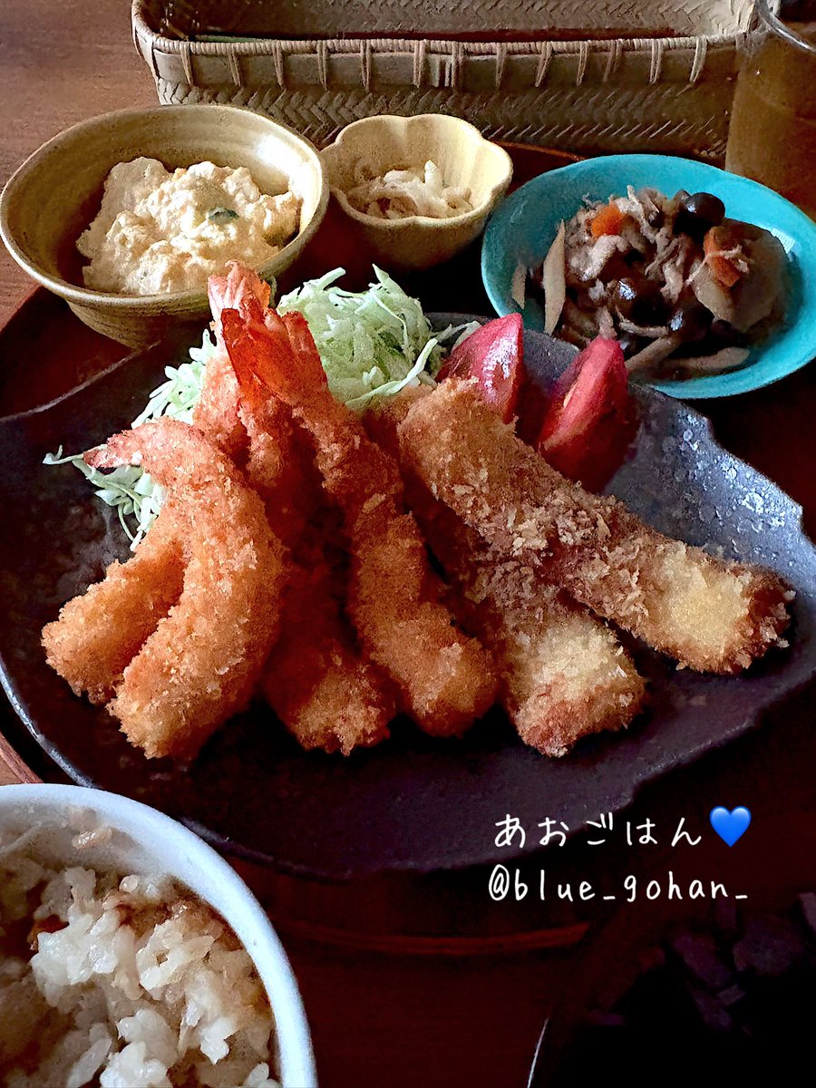 blue_gohan_'s tweet photo. あおごはん💙

『エビフライ』

手作りタルタルソース💯
竹輪が賞味期限が今日までだったのでフライに‼︎ちくわ天ぷら美味しいからフライも美味しいだろうと揚げてみた
結果→美味い😋
#晩ごはん   
#鶏牛蒡炊き込みごはん https://t.co/b9eTKk8vaq
