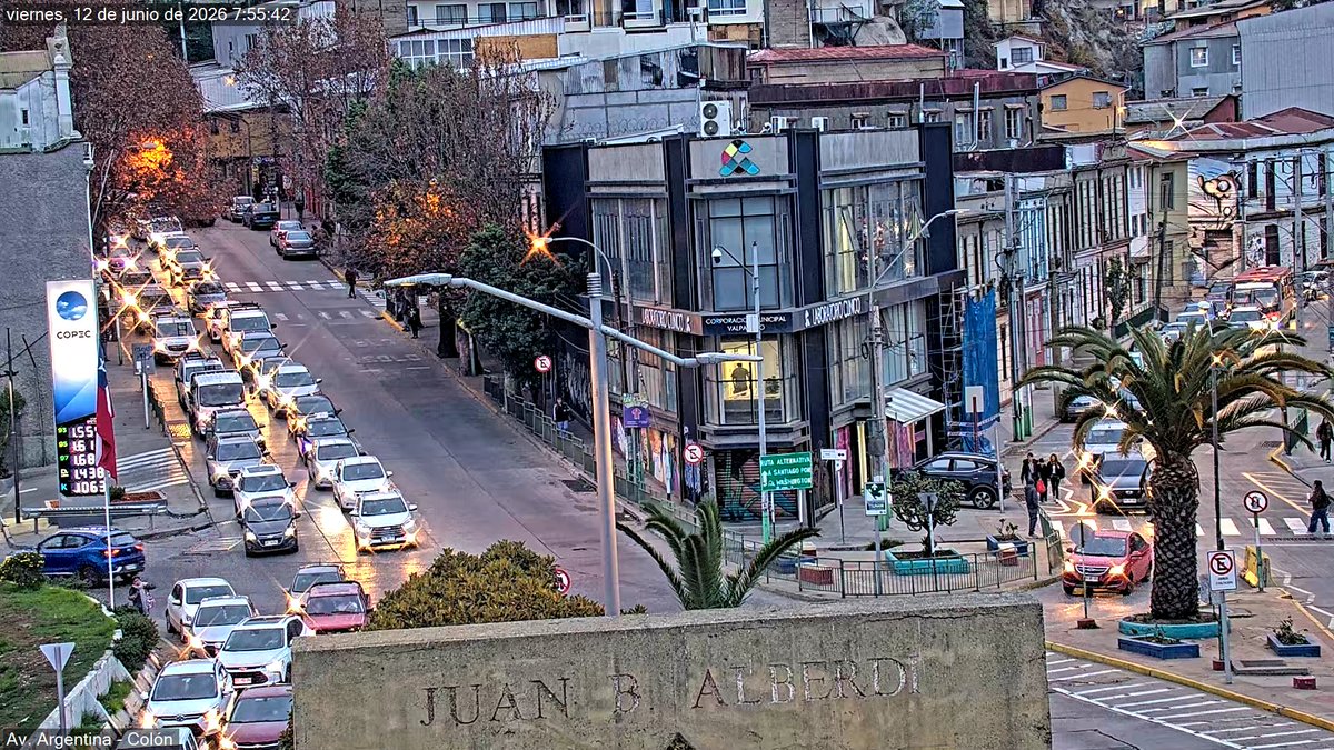 TTIValparaiso's tweet photo. Ahora (07:59) Congestión en Av Santos Ossa, Santa Elena y Colón en dirección a Av Argentina, #Valparaíso.  Congestión leve en Av Washington en la misma dirección. Tránsito lento en Av Argentina en dambas direcciones. Toma y deja pasajeros sólo en lugares habilitados https://t.co/u1mGslvbBH