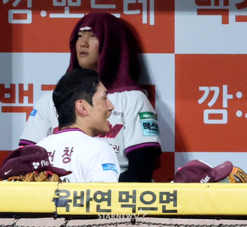 dlrlwk_'s tweet photo. 1호홈런 신고한 서건창 '안우진 등 선수들은 무관심'

아니 이 사진 진짜 웃기다 https://t.co/o80qLXJfKo
