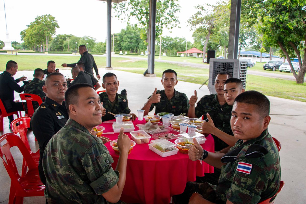 9infBde's tweet photo. เมื่อวันที่ 12 มิ.ย.69
     ผบ.ร.9, รอง ผบ.ร.9, เสธ.ร.9, ผบ.นขต.ร.9, ภริยา และคณะนายทหารฯ พร้อมด้วยกำลังพล และครอบครัว ร่วมพิธีทำบุญ กรมทหารราบที่ 9 ประจำปี 2569 ณ บก.ร.9
     พร้อมทั้งจัดเลี้ยงอาหารแสดงความขอบคุณกำลังพลทุกนาย ที่เสียสละทุ่มเท ถือเป็นกำลังสำคัญในการปฏิบัติงานตลอด https://t.co/eYeXq4F1RG