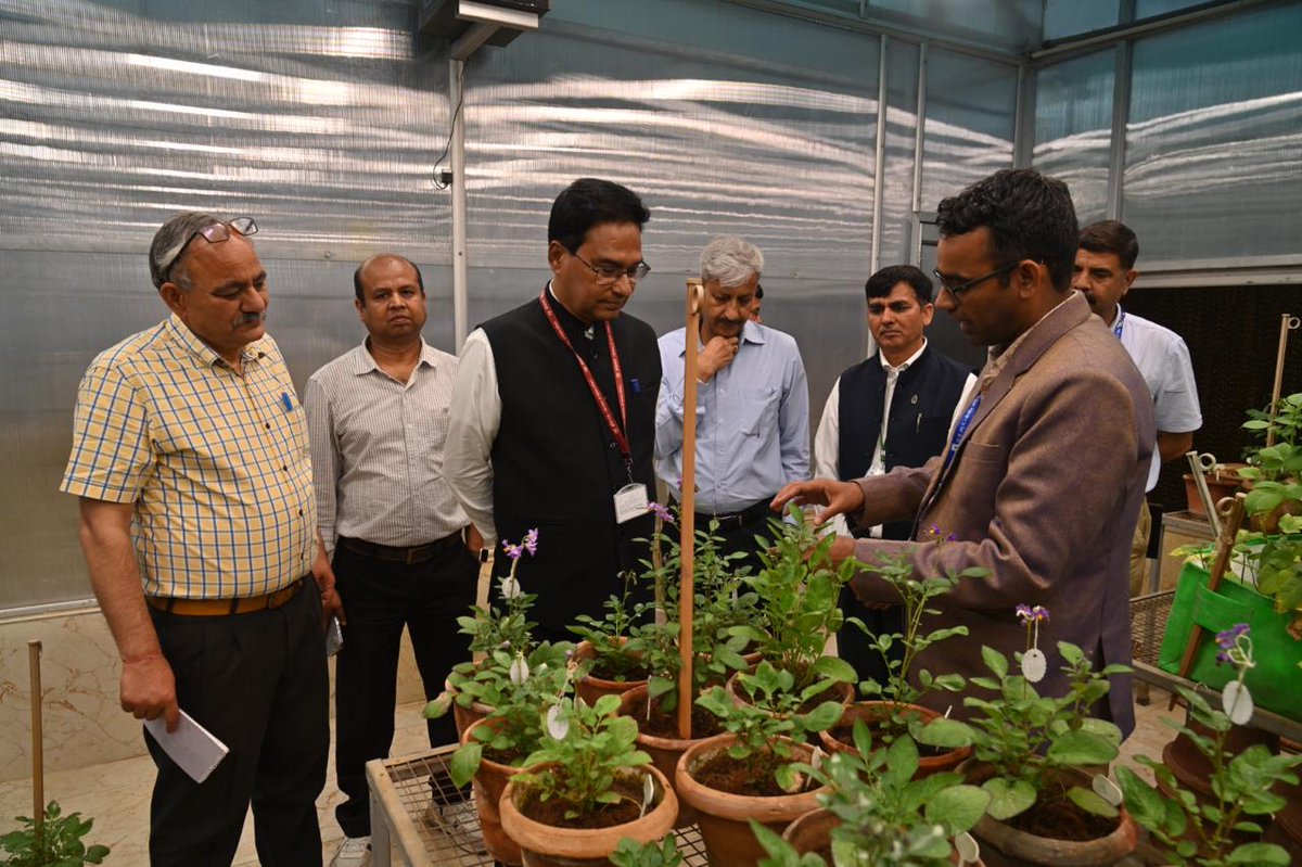 PIBShimla's tweet photo. Dr. Ch. Srinivasa Rao, Director, #ICAR-Indian Agricultural Research Institute (IARI), New
Delhi, visited #CPRI, Shimla, today to
learn about the institute's research, innovation, and technological advancements in potato science. https://t.co/XVG9PoyZe8