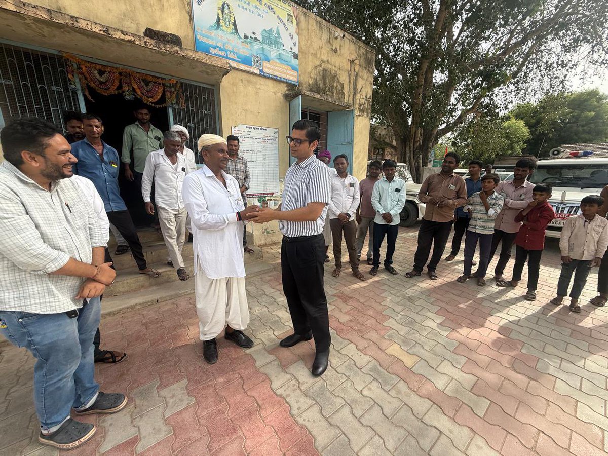 CollectorBK's tweet photo. કલેકટરશ્રી મિહિર પટેલ દ્વારા ડીસા તાલુકાના બોડાલ ગામની મુલાકાત લઇ, ગ્રામજનો સાથે સંવાદ સાધી તલાટીશ્રીના સામાન્ય દફતર તપાસણી કરી, વિવિધ રેકર્ડ-રજીસ્ટરોની ચકાસણી કરી તલાટીશ્રીને જરૂરી સૂચન કરી માર્ગદર્શન પૂરું પાડ્યું. @CMOGuj @JayantiRavi @revenuegujarat https://t.co/cW7koqYyBf