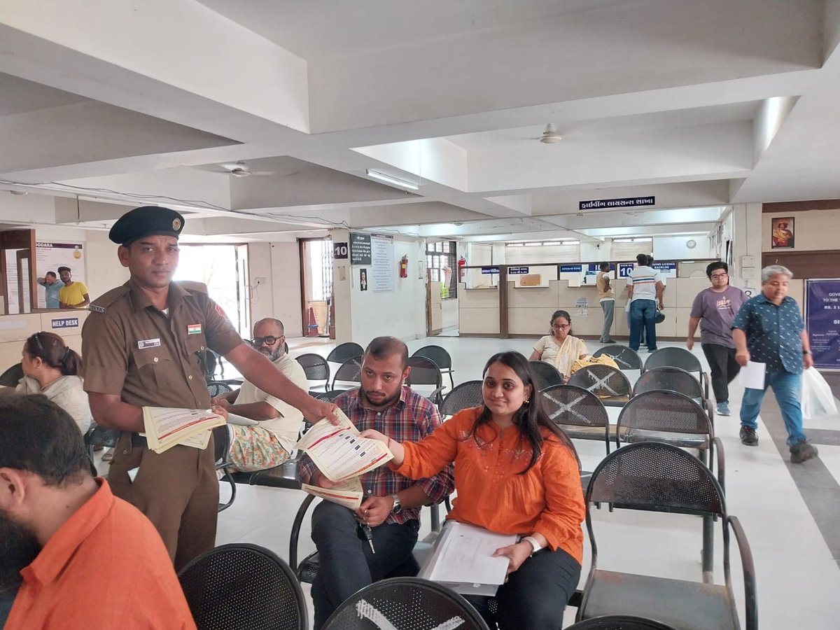 RTOVADODARA's tweet photo. Information was provided to create awareness about road safety. People were advised to help injured persons in accidents, and information about the Rahveer Scheme was also provided. https://t.co/E7rMB0ZQOt