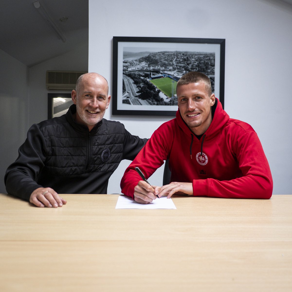 larnefc's tweet photo. Making it official โ๐ป
Our new number 5๏ธโฃ
#HarbourBorn #MakingWaves https://t.co/I6ObUiFPqI