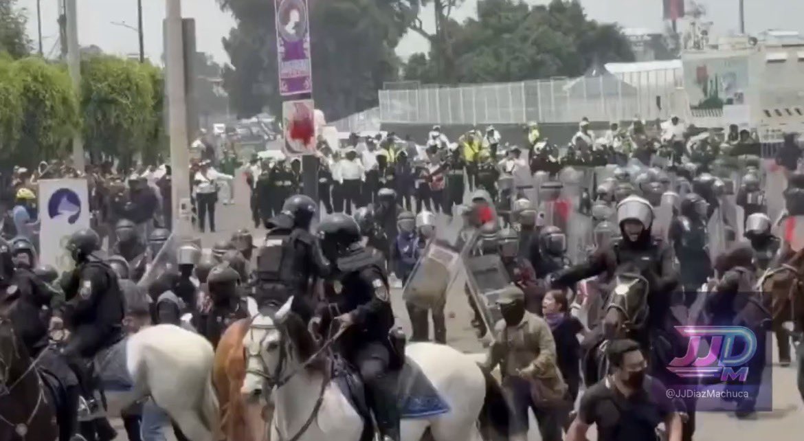 RALUGAZ's tweet photo. @bethcastilloo Y el primer día 
@Claudiashein se escondió para que no la abuchearan 
Hay 92 desaparecidos 
La policía golpeó a los manifestantes 
La ciudad de @ClaraBrugadaM se inundó https://t.co/thfD60V9tr
