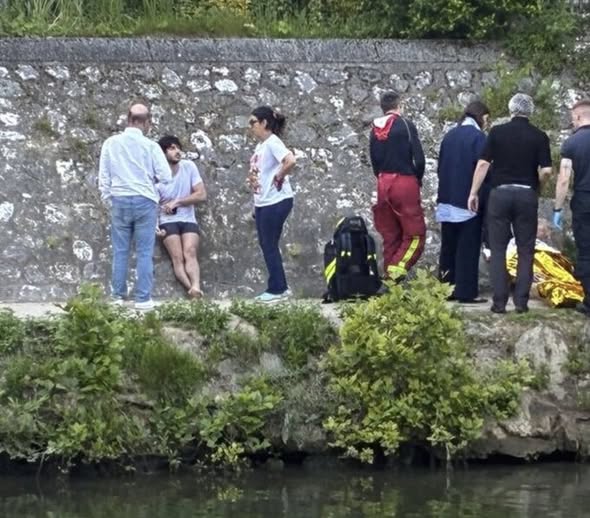 HopeMediaFR's tweet photo. 🇫🇷 À Neuilly, Lucas, étudiant en médecine de 25 ans, a sauté dans la Seine pour porter secours à un retraité de 75 ans dont la voiture avait terminé sa course dans le fleuve. 

Avec l’aide d’un autre jeune homme, il a réussi à secourir l’automobiliste après l’accident survenu à la suite d’une erreur de pédale. 👏

🗞️ 📸 Le Parisien