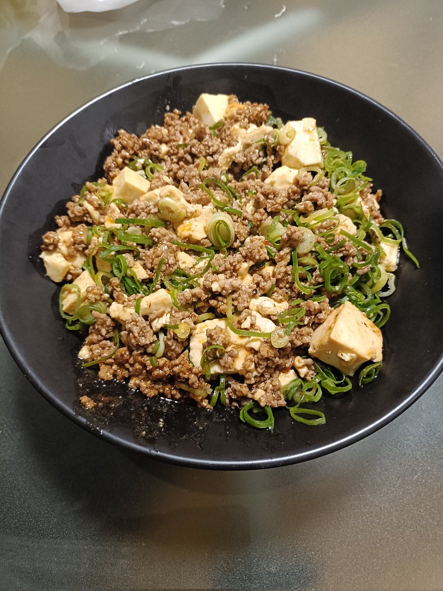 chogyo_T's tweet photo. 麻婆豆腐の素使ったけど、ひき肉とネギをバカほど入れたので別の料理になった https://t.co/t3Pqligsnf