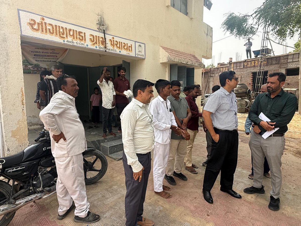 CollectorBK's tweet photo. કલેકટરશ્રી મિહિર પટેલ દ્વારા કાંકરેજ તાલુકાના આંગણવાડ��� ગામની મુલાકાત લઇ, ગ્રામજનો સાથે સંવાદ સાધી તલાટીશ્રીના સંપૂર્ણ દફતર (એપેન્ડિક્સ- એ) તપાસણી કરી, વિવિધ રેકર્ડ-રજીસ્ટરોની ચકાસણી કરી તલાટીશ્રીને જરૂરી સૂચન કરી માર્ગદર્શન પૂરું પાડ્યું. @CMOGuj @revenuegujarat @JayantiRavi https://t.co/2xA0NQMmZw