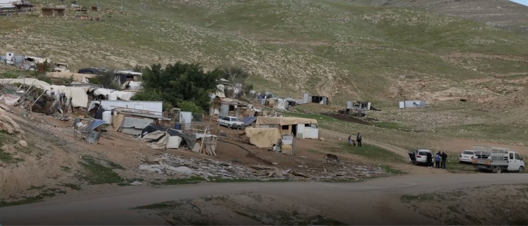 UNRWAes's tweet photo. 🔴 ESTO NO ES CASUALIDAD: #KhanAlAhmar está en el centro del llamado Plan E1, un proyecto israelí que conectaría los asentamientos de colonos con Jerusalén y dejaría Jerusalén Este desconectada para siempre de #Cisjordania.
18 comunidades, 4.000 personas, en riesgo por este plan. https://t.co/5THytPo4Bt