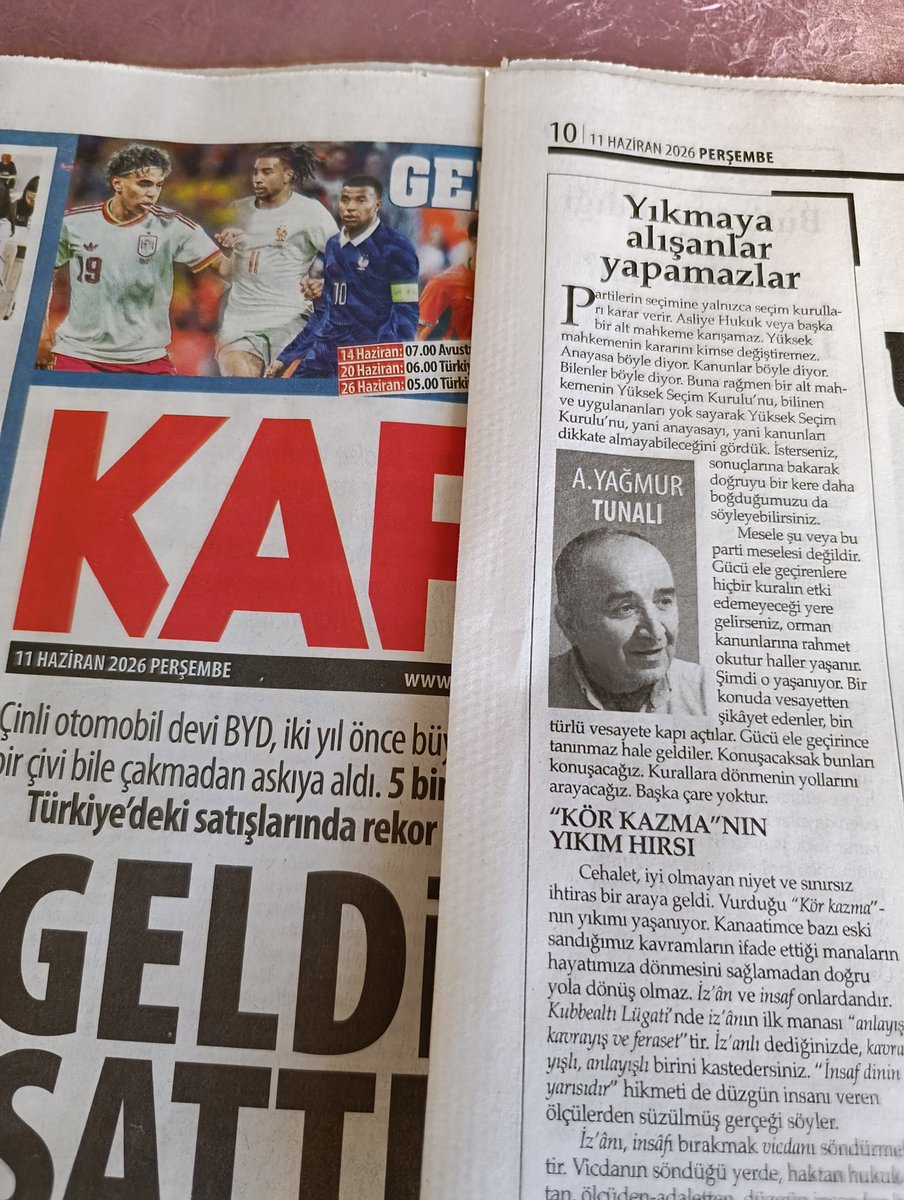 yamurtunal's tweet photo. DOĞRULARI HAYATIMIZDAN KOVUYORUZ

Partilerin seçimine yalnızca seçim kurulları karar verir. Asliye Hukuk veya başka bir alt mahkeme karışamaz. Yüksek mahkemenin kararını kimse değiştiremez. Anayasa böyle diyor. Kanunlar böyle diyor. Bilenler böyle diyor. Buna rağmen bir alt mahkemenin Yüksek Seçim Kurulu’nu, bilinen ve uygulananları yok sayarak Yüksek Seçim Kurulu’nu, yani anayasayı, yani kanunları dikkate almayabileceğini gördük. İsterseniz, sonuçlarına bakarak doğruyu bir kere daha boğduğumuzu da söyleyebilirsiniz.

Mesele şu veya bu parti meselesi değildir. Gücü ele geçirenlere hiçbir kuralın etki edemeyeceği yere gelirseniz, orman kanunlarına rahmet okutur haller yaşanır. Şimdi o yaşanıyor. Bir konuda vesayetten şikâyet edenler, bin türlü vesayete kapı açtılar. Gücü ele geçirince tanınmaz hale geldiler. Konuşacaksak bunları konuşacağız. Kurallara dönmenin yollarını arayacağız. Başka çare yoktur.

"KÖR KAZMA”NIN YIKIM HIRSI

Cehalet, iyi olmayan niyet ve sınırsız ihtiras bir araya geldi. Vurduğu “Kör kazma”nın yıkımı yaşanıyor. Kanaatimce bazı eski sandığımız kavramların ifade ettiği manaların hayatımıza dönmesini sağlamadan doğru yola dönüş olmaz. İz’ân ve insaf onlardandır. Kubbealtı Lügati’nde iz’ânın ilk manası “anlayış, kavrayış ve feraset”tir. İz’anlı dediğinizde, kavrayışlı, anlayışlı birini kastedersiniz. “İnsaf dinin yarısıdır” hikmeti de düzgün insanı veren ölçülerden süzülmüş gerçeği söyler.

İz’ânı, insâfı bırakmak vicdanı söndürmektir. Vicdanın söndüğü yerde, haktan hukuktan, ölçüden-adaletten, düzgün insandan bahsedemez hale gelirsiniz. “Orada mıyız?” Evet demek zor olsa da oradayız.

Din iman pazarlarını, Tanrı adına konuşanları geçin, yitiğimiz bunlardır.

Karar, 11 Haziran 2026
(Yazının tamamı bağlantı tıklanarak okunabilir)

https://t.co/MUJ2UDXoDQ
