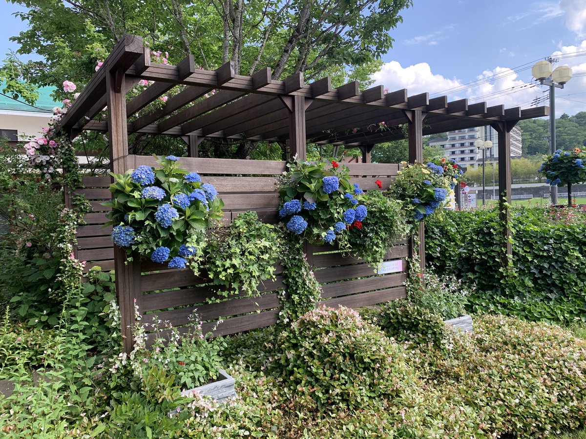 on_off_shape's tweet photo. 里センターといえば、庭の造園の生花を使った人造自然っぷりが、造花を自然に擬態の様に混入している『第二自然』と好対称なのです。
＃秋保里センター
＃アキウルミナート2026 https://t.co/RYZvmReJwc