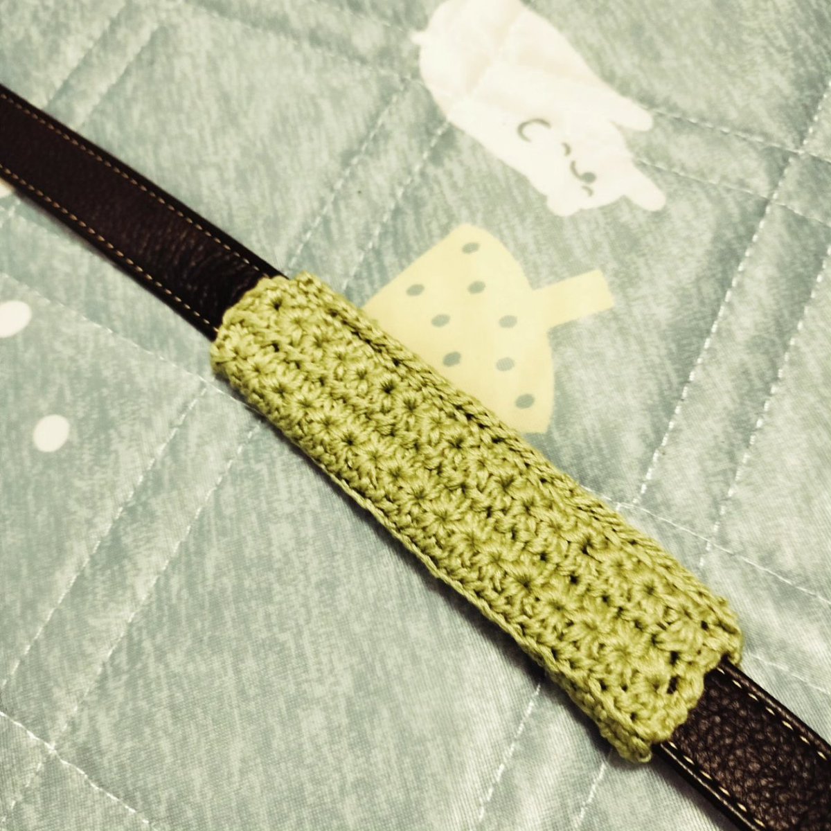 YellowRattle1's tweet photo. 剥がれた部分を隠すために即席で肩紐カバーを編んでみました。
応急処置のつもりだったけど、クッション性もアップして肩に優しくなったので結果オーライです。(笑)
#washcottoncrochet 
#かぎ針編み https://t.co/2XfJK05vYm