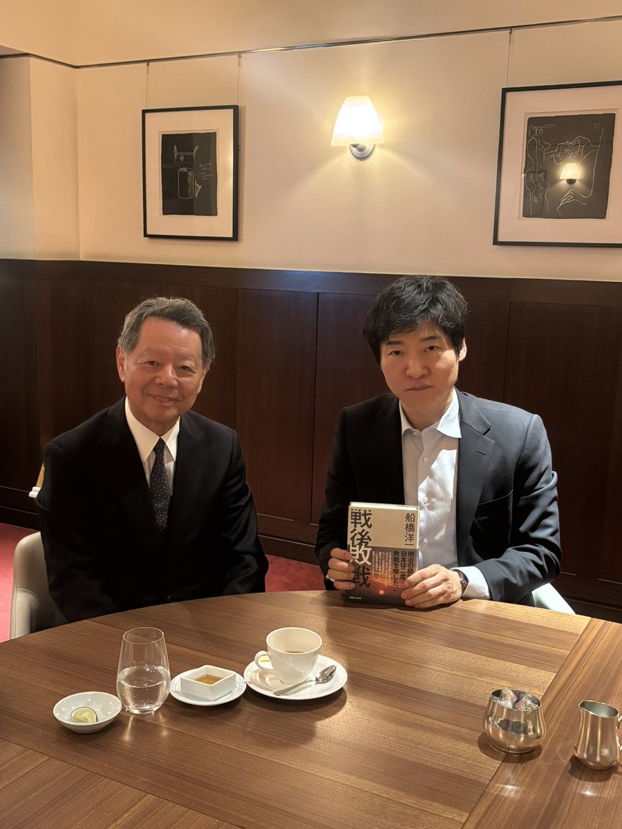shinobukonno's tweet photo. 昨夜、令和政経塾という次世代の政治リーダーを目指す若者たちが集う塾で講演させていただきました。

　令和の松下政経塾的な私塾のイメージでしょうか。あちらと違うのは仕事しながらオンラインでも受講可能なところでしょうか。選抜試験を通れば受講料は無料というすごい塾です。

　40人ほどの教室ですが、志ある人たちなので、すでに現役の国会議員もいて、とにかく熱気があり、質問のレベルも高いから、質問がそのまま議論になったり、私にとってもとても充実した時間でした。

　ここに集っているような若者が永田町や地方議会にどんどん行ってくれたら日本の政治にも良い刺激になるはずです。

　会長は元朝日新聞で主筆を務められたあの船橋洋一さんです。今回の打ち合わせ兼ねて先月、ランチに誘っていただきました。80歳過ぎても精力的に取材を続けられていて、「戦後敗戦」という新刊を上梓されました。大変読み応えのある本かつ石油危機の時の取材体験など今こそ、まさに読むべき本です。

　そして、最近では日経新聞であのベッセント財務長官の愛読書が船橋洋一さんの本だと紹介されていました。最近もピーター・ティールの自宅に招かれたり、他の特派員記者とはレベルが違い過ぎますよね。日本のワシントン特派員で欧米の記者と互角以上に戦えた記者なんて今も昔も船橋さんだけではないでしょうか。

　日本で記者のパウンドフォーパウンドがあれば間違いなくダントツの終身一位でしょう。この日も私程度の記者の話でも真剣に耳を傾けられてメモまでしてくれていました。超一流の大先輩記者に触れられて、ただただ襟を正し、自分を少しでも高めたいと思いました。