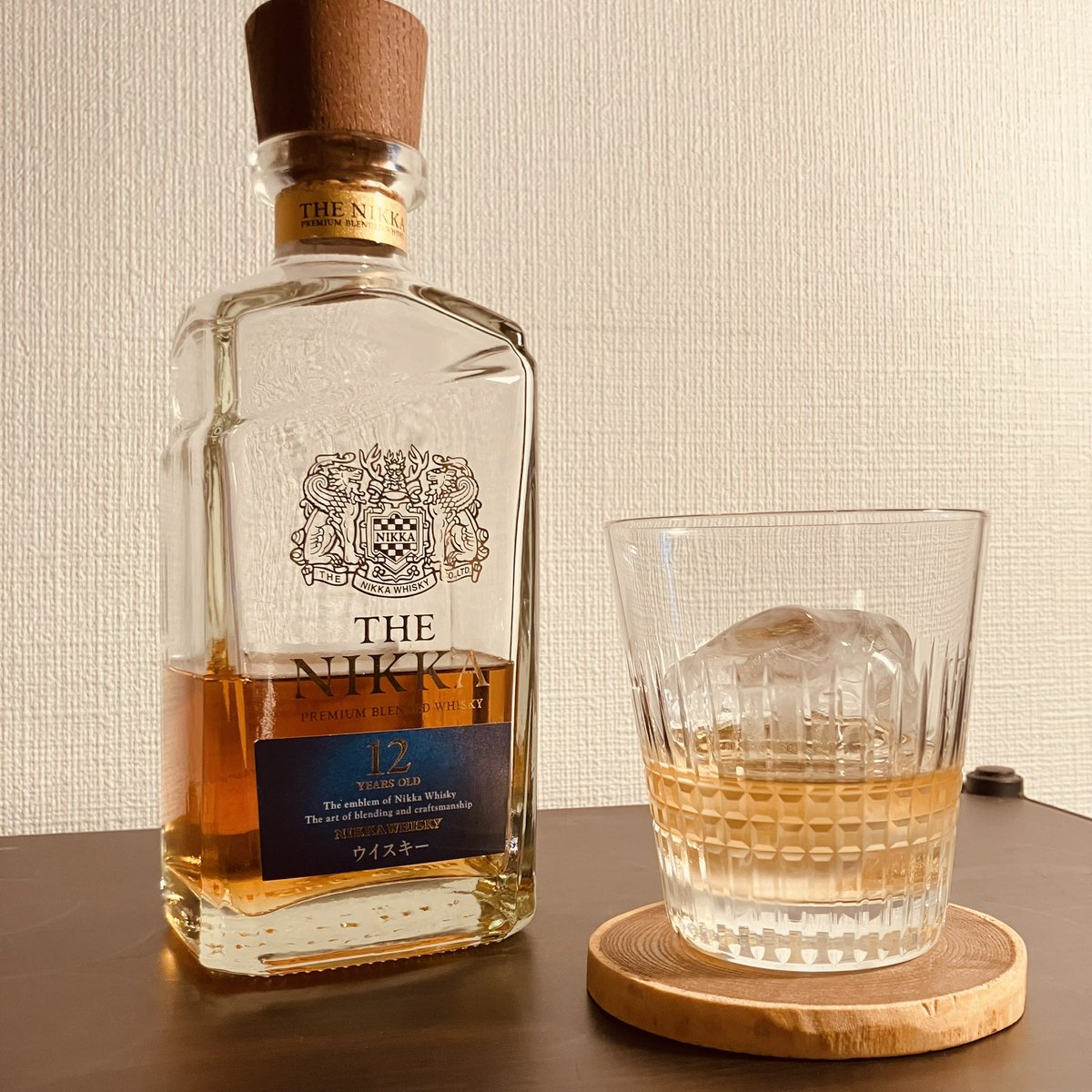 TaroWhiskyNote's tweet photo. #ニッカ　ザ ニッカ12年　43%

2014年に発売、2019年に終売したニッカウヰスキーのブレンデッドウイスキー

ニッカのブレンデッドで12年熟成品は珍しく、ニッカ創業70周年記念のジ アニバーサリー12年、ブラックニッカ誕生40周年記念ブラックニッカ12年くらい

リメード樽、シェリー樽熟成モルトを中心としたモルト比率の高い構成の中、最長30年前後熟成した良質なグレーンを使用しているとのこと

非常にエステリーで心地良く、樽香は甘く爽やか。骨子のしっかりとしたモルティさ、スパイス、焼けて少しビターなクッキー、ドライなピートと熟した果実のリッチで甘やかな余韻は長い

とても美味しいウイスキーで、ボトリングから10年近く経って注ぎ立てでも香味が良く開き、親しみ易くなった印象です

ロックとの相性は相変わらず抜群です！

評価点:7.5+/10