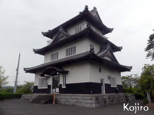shiroyaru's tweet photo. 朝日山城（麻口城）（香川県）を掲載。車で登れる朝日山森林公園のてっぺんに模擬天守を擁する朝日山城は麻口城と同一の城とも別個の城とも言われ伝承不詳、遺構不詳でただ模擬天守だけがそこに立っている。何とも言えないカオス感が味わえるお城？だ。
#城をやる　#朝日山城
https://t.co/RxWfb6C2Of https://t.co/RTSnUUOnqO