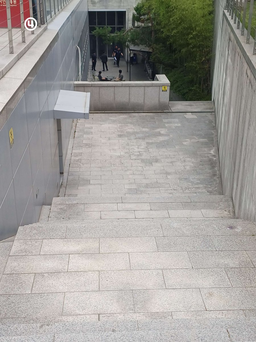 veventmarket's tweet photo. [행사장 오시는 길]
야탑역 3,4번 출구에서 도보

1. 멀리서 건물이 보이실거에요 
2. 건물 간판이 보이죠 
3. 정문을 보시면 우측에 아래로 가는 길이 보여요! 
4. 계단을 따라 줄을 서면 됩니다! https://t.co/lE3DFCpnuh