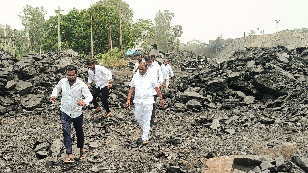 Koppulaeshwar1's tweet photo. రామగుండం RG-1, OCP 5 లో శుక్రవారం రామగుండం బొగ్గు నిల్వలు పరిశీలించిన టీజిబికెఎస్ గౌరవ అధ్యక్షులు మాజీ మంత్రి కొప్పుల ఈశ్వర్, @puttamadhu3 టీజిబికెఎస్ అధ్యక్షులు మిర్యాల రాజిరెడ్డి, కలిసి ప్రభుత్వం చూపిస్తున్న బొగ్గు నిల్వలను పరిశీలించడం జరిగింది.
@BRSparty @KTRBRS
@BRSHarish https://t.co/GgCkPlitp1