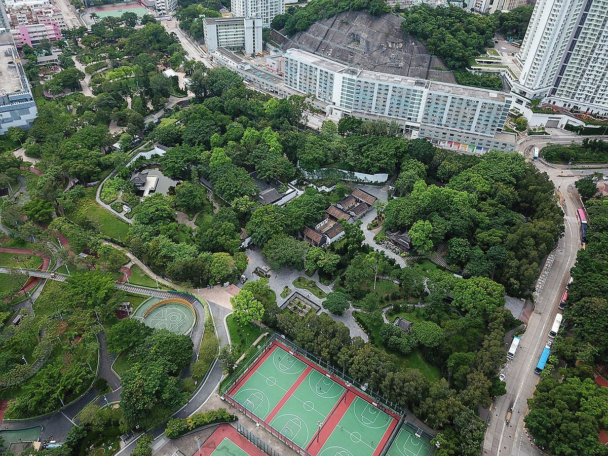 PregoneroL's tweet photo. Existen muchas villas demolidas, Larreta.

La ciudad amurallada de Kowloon en Hong Kong era una villa miseria de 50,000 personas.  En 1993 se decidió su demolición y reemplazo por un parque.  El gobierno repartió US$ 350 millones en compensación a sus habitantes y aquellos que se negaron a irse fueron desalojados a la fuerza.