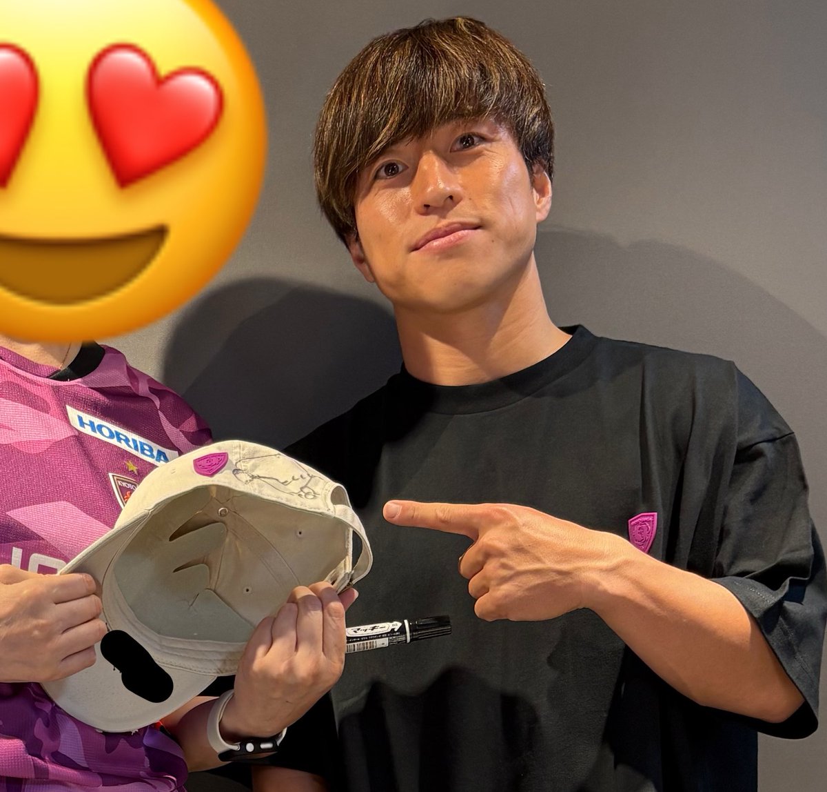 B34087Y's tweet photo. 天馬君の1日店長行ってきた💜
サインもツーショットも本当に嬉しかった🥹✨
参加したみんなが幸せそうであったかい空間やったし
来シーズンもさらに天馬君を応援していきたいと思った

素敵なイベントありがとうございました💜 https://t.co/aiaJqzZwbB