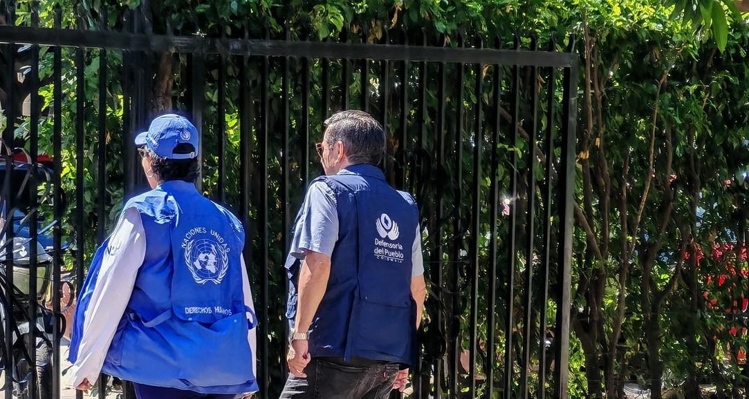 ONUHumanRights's tweet photo. ONU Derechos Humanos da seguimiento al caso de presunta privación arbitraria del derecho a la vida por parte de miembros de la Policía Nacional en el sector “Nando Marín” de Valledupar, en los hechos perdieron la vida 4 jóvenes del sector y un número de al menos 4 jóvenes más quedaron heridos. @PoliciaColombia

➡️ONU Derechos Humanos insta a las autoridades judiciales y disciplinarias a llevar a cabo una investigación rigurosa y con especial observancia de los estándares internacionales de derechos humanos, así como a garantizar la verdad y la justicia, que claman las familias de las víctimas. 

➡️Llamamos a la Policía a revisar sus procedimientos de mando y control para que permitan avanzar en la implementación de acciones de prevención a fin de asegurar la no repetición de estos hechos.

➡️ONU Derechos Humanos y la @Defensoriacol recorrimos el lugar de los hechos, escuchamos a las familias y demás víctimas de este hecho, reiterando nuestro compromiso en el acompañamiento y seguimiento especial a este caso.
@mindefensa