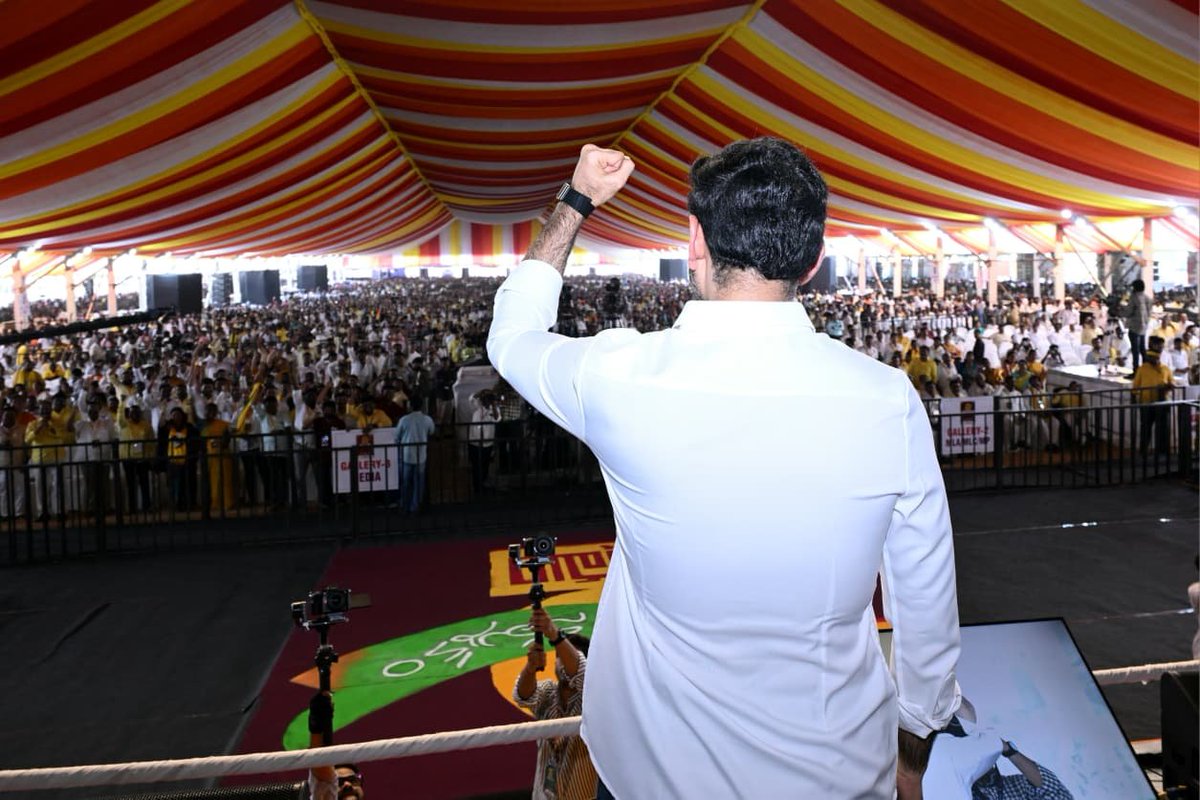 JaiTDP's tweet photo. తిరుపతిలో ఎన్డీఏ కూటమి 2 ఏళ్ల నమ్మకం, సంక్షేమం, అభివృద్ధి విజయోత్సవ సభ. సభకు హాజరైన ముఖ్యమంత్రి చంద్రబాబు నాయుడు గారు, డిప్యూటీ సీఎం పవన్ కళ్యాణ్ గారు, మంత్రి నారా లోకేష్ గారు, బీజేపీ రాష్ట్ర అధ్యక్షులు మాధవ్ గారు, మంత్రులు, నేతలు. సభలో ప్రసంగించిన సీఎం, ఉపముఖ్యమంత్రి, లోకేష్, మాధవ్. సభకు పెద్త ఎత్తున తరలి వచ్చిన కూటమి శ్రేణులు, ప్రజలు.
#2YrsOfTrustDevelopmentWelfare 
#IdhiManchiPrabhutvam 
#ChandrababuNaidu 
#NaraLokesh 
#AndhraPradesh