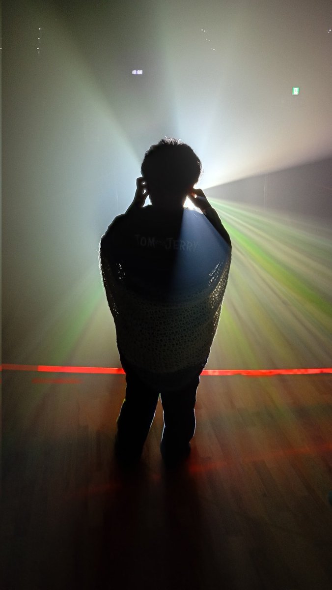 giluno's tweet photo. 千葉公園のハスフェスに行ってきた時の夜
光のアート展で神々しさをも醸し出すムスコ……息子ーーー！！！ https://t.co/rgAyzhpQBr
