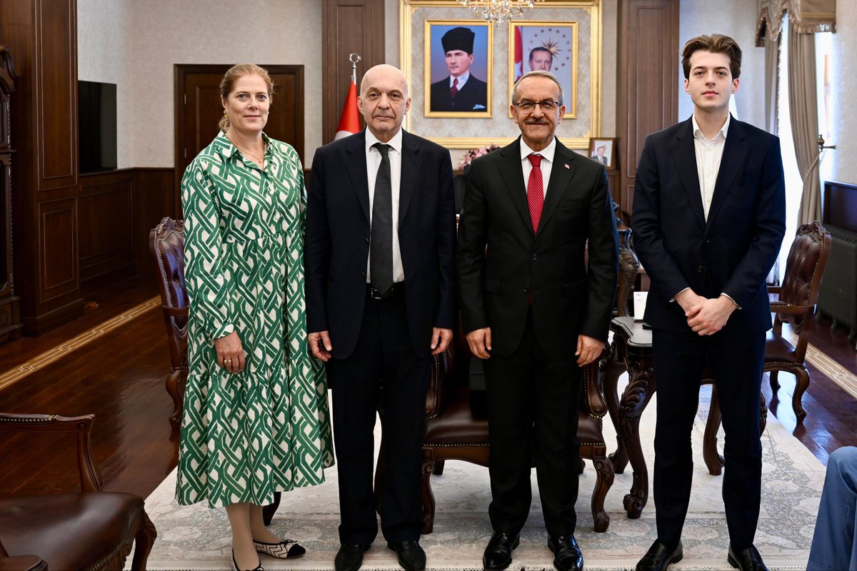SeddarYavuz's tweet photo. Hayırsever İş İnsanı İbrahim Kölük'ü Valiliğimizde Ağırladık.

Şehrimize Kazandırdığı Hacı Hüseyin Kölük Camii İçin Kendisine Teşekkür Ediyorum. https://t.co/l74aAfGoAE