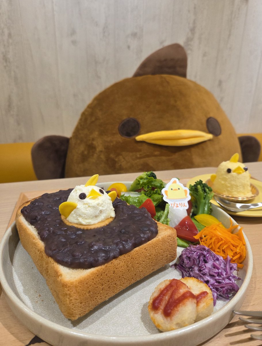Area_LOVEWalker's tweet photo. 〚一足お先に…🐣〛
6月15日(月)に開業する「ぴよりんvillage」の内覧会へお邪魔してきました！

コンセプトは「ぴよりんたちが暮らす世界」で
どこもかしこも、#ぴよりん 尽くしの素敵すぎる空間💛

こだわりのフードはもちろん、グッズも大充実でカプセルトイの販売も！

📍JR名古屋駅 中央コンコース
🔗公式HPはツリーから👇

≪PR≫