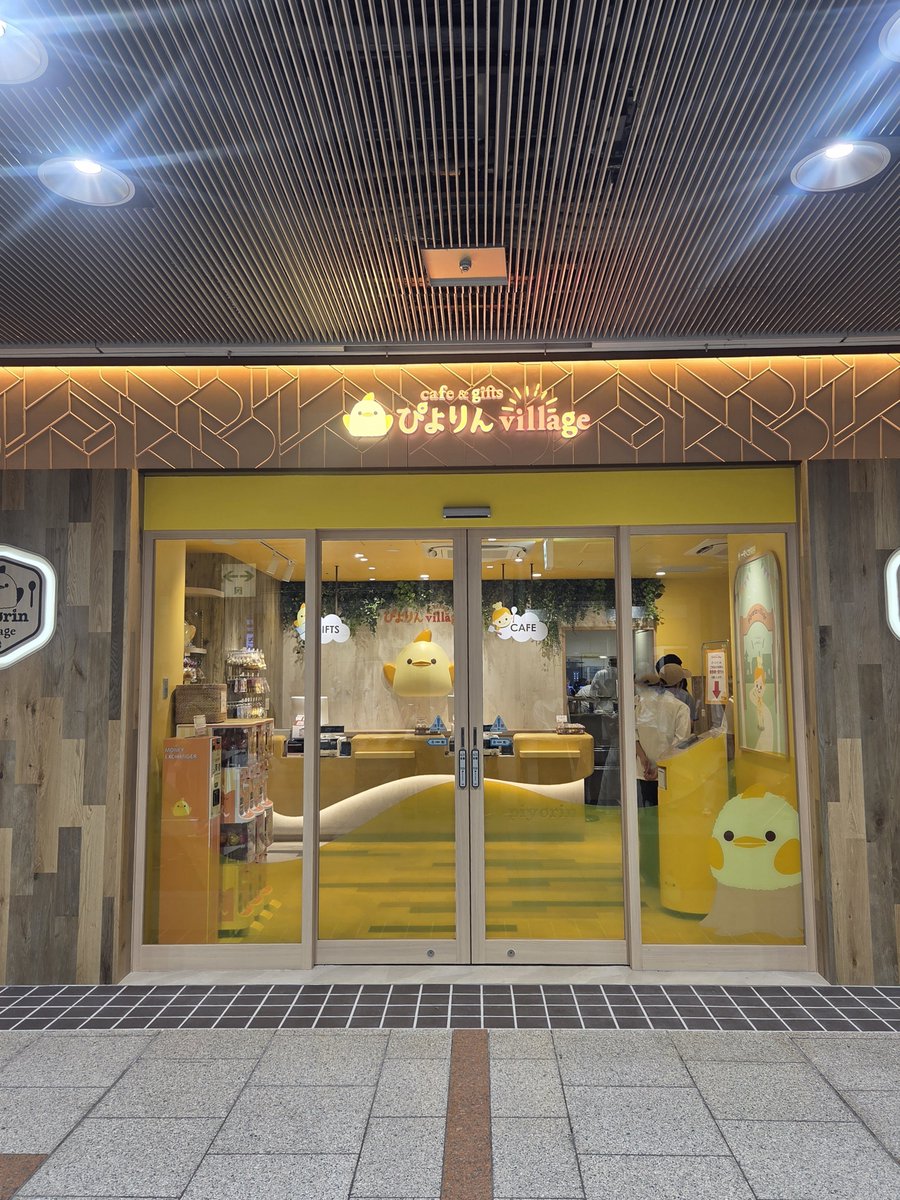 Area_LOVEWalker's tweet photo. 〚一足お先に…🐣〛
6月15日(月)に開業する「ぴよりんvillage」の内覧会へお邪魔してきました！

コンセプトは「ぴよりんたちが暮らす世界」で
どこもかしこも、#ぴよりん 尽くしの素敵すぎる空間💛

こだわりのフードはもちろん、グッズも大充実でカプセルトイの販売も！

📍JR名古屋駅 中央コンコース
🔗公式HPはツリーから👇

≪PR≫