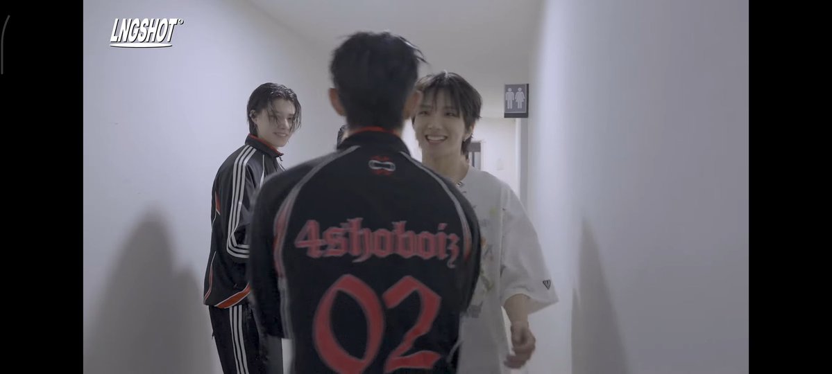 barudak4sho's tweet photo. WONAK ITU DD LOUIS KELEWAT BUAT DI SALAMIN😭 https://t.co/eL1bZ8Kmjh