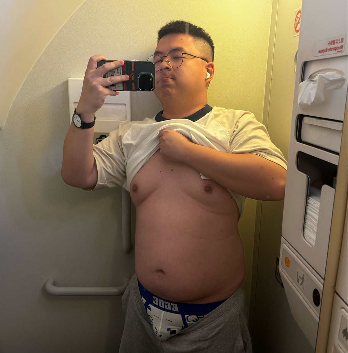 tofujaiii's tweet photo. 飛機指定動作🇯🇵✈️ https://t.co/fBcRO7RKbI