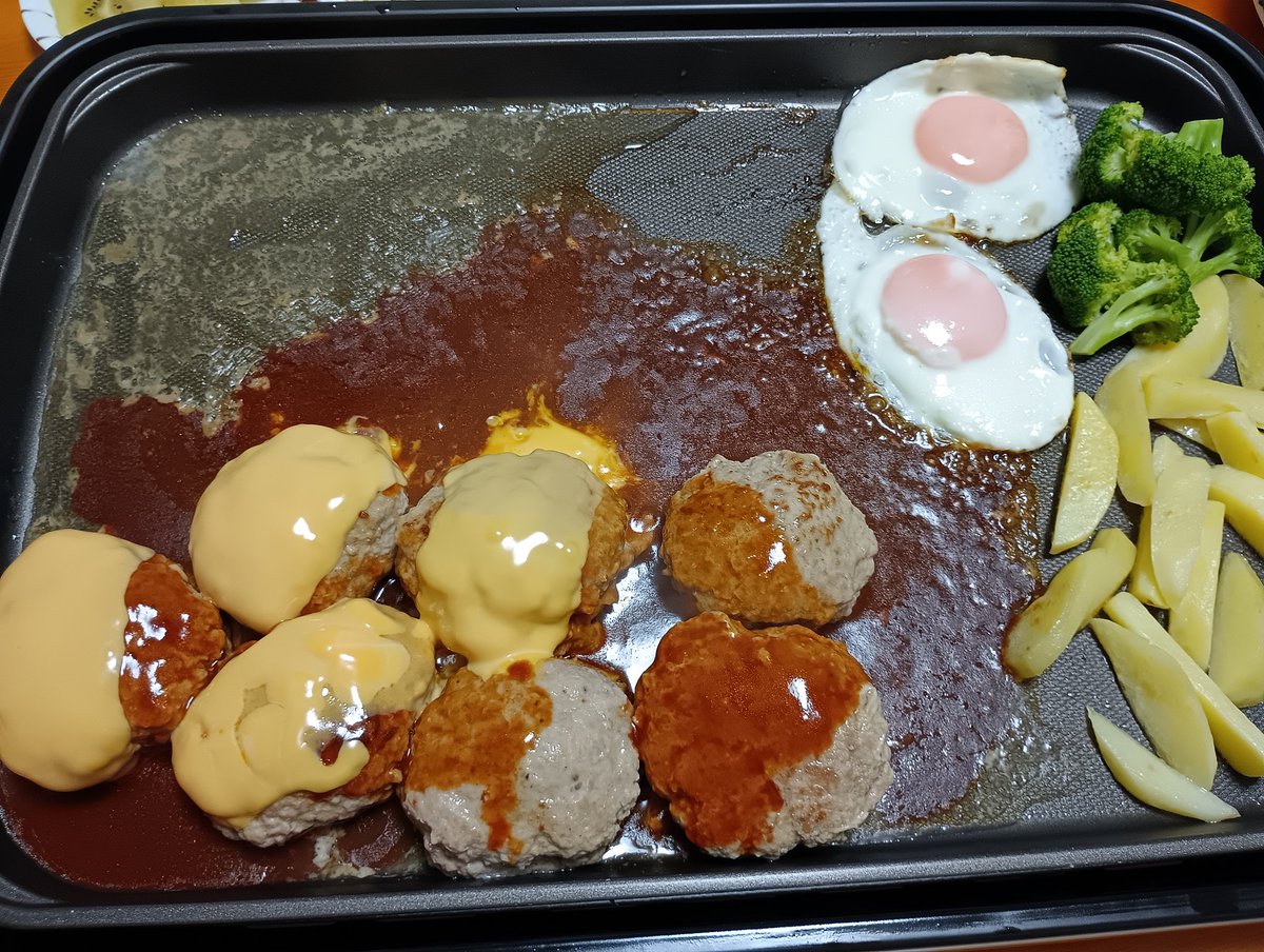 gohanyaaile's tweet photo. 今日の夕御飯
娘が仕事終わりに
友達を連れて来る
何人かは来てから
取り合えず、久しぶりに
ハンバーグを作りました😋 https://t.co/3xG3rosxXs