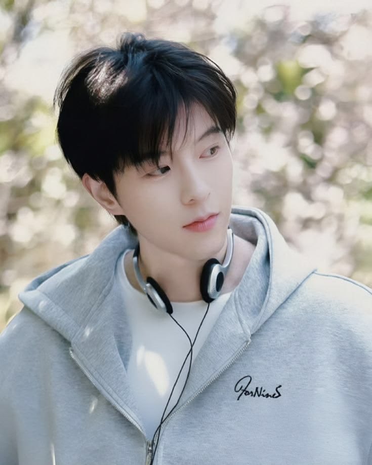 wifechasinggong's tweet photo. fic: NOT WITH A BANG (BUT WITH A WHIMPER)
—PART 1/3
—12K words
—#XingQiu College Roommates AU 🔞⛔️‼️
—Explicit; A/B/O; boypussy; see tags for other warnings! 🐱

~ QiuQiu has a new roommate. His name is Huang Xing. 

✨Link: https://t.co/pgwY7VObK0 https://t.co/ouQfF83bdP