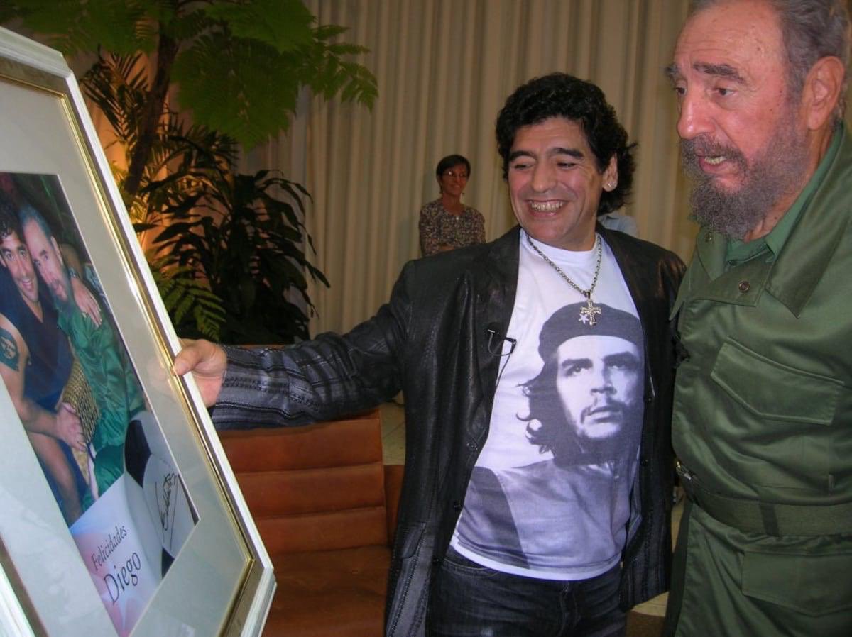 almie182's tweet photo. Eu amo essa foto do Fidel gag com o quadro dele e do Maradona https://t.co/LhuN24JvwC