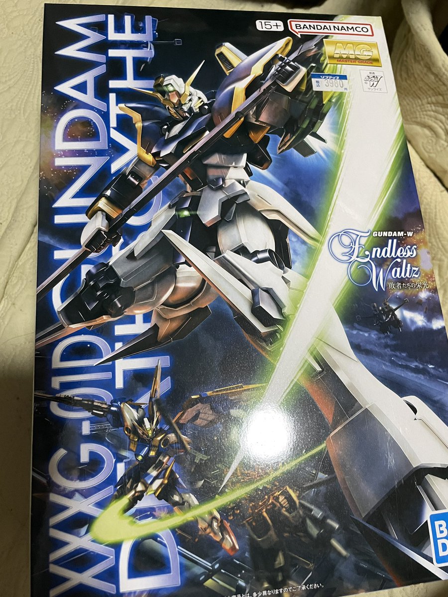 HARUBOX's tweet photo. ガンプラ作りたかったのですが、パーツが多くて大変との話で手が出せなかったのですが、思い切って購入してきました
箱を開けるとやっぱりパーツが多くて、やりごたえがありそう笑 https://t.co/yFyV79v9G7