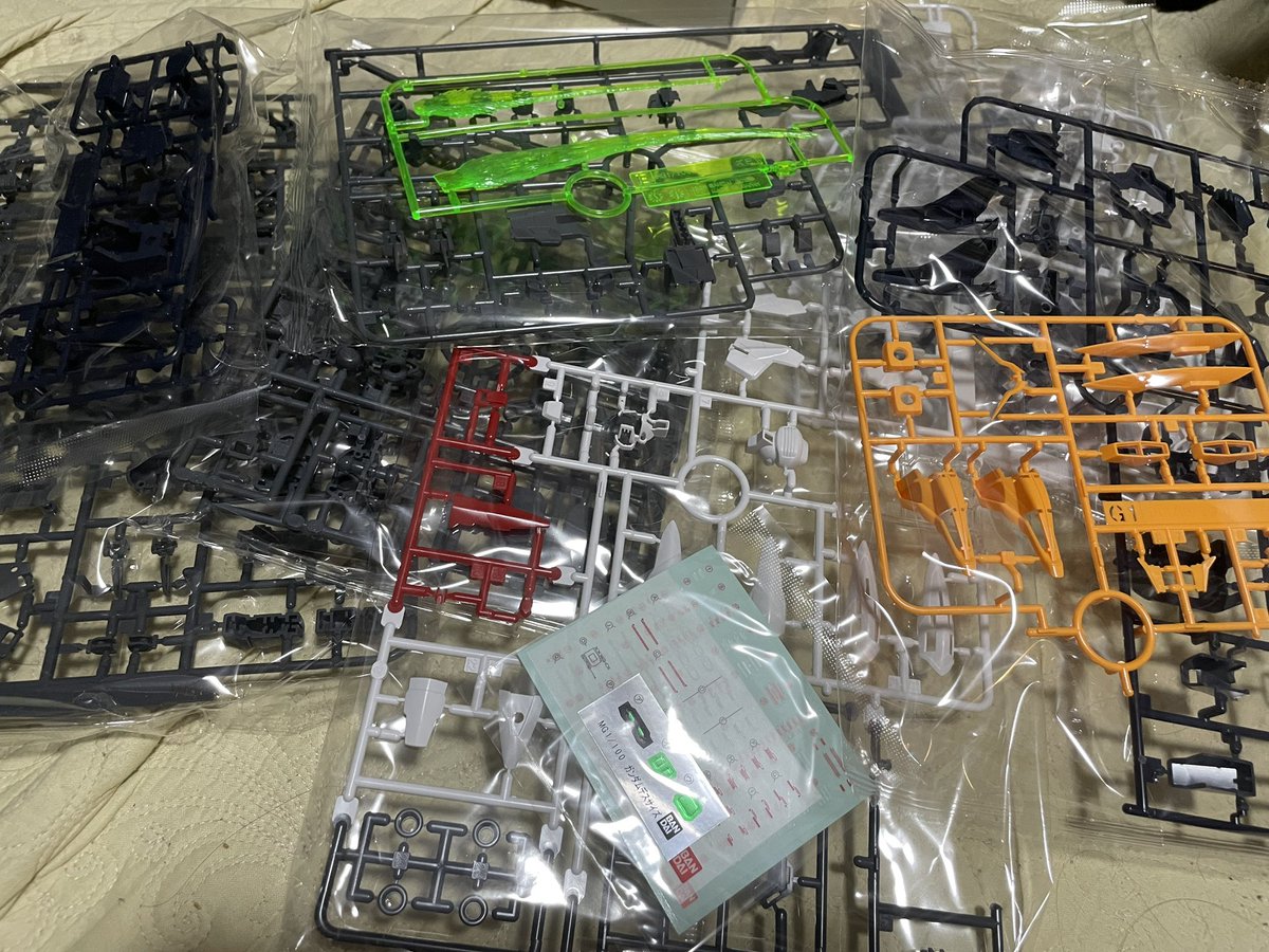 HARUBOX's tweet photo. ガンプラ作りたかったのですが、パーツが多くて大変との話で手が出せなかったのですが、思い切って購入してきました
箱を開けるとやっぱりパーツが多くて、やりごたえがありそう笑 https://t.co/yFyV79v9G7