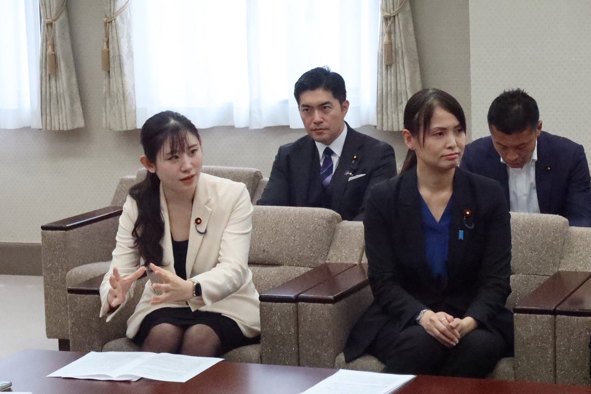 iwasaki_hina_'s tweet photo. 【片山大臣への提言提出】
本日は、先日の高市総理への提言に引き続き、片山財務大臣にも「責任ある積極財政」を進める提言をお届けしました📄✨

私からは、特に
「成長投資は、国の予算だけで進めるものではなく、民間からの投資も呼び込む仕組みが大切」
というお話をさせていただきました。

たとえば、AI、半導体、スタートアップ、防災、エネルギー、研究開発、人材育成など、日本の未来を支える分野には、国が方向性を示すことで、企業や投資家も安心して投資しやすくなります💡

スタートアップCFOとして資金調達や成長投資に関わってきた経験からも、
公的資金と民間資金がうまく組み合わさることが、日本経済を前に進める大きな力になると感じています。

これからも、日本の成長につながる政策づくりに取り組んでまいります🇯🇵