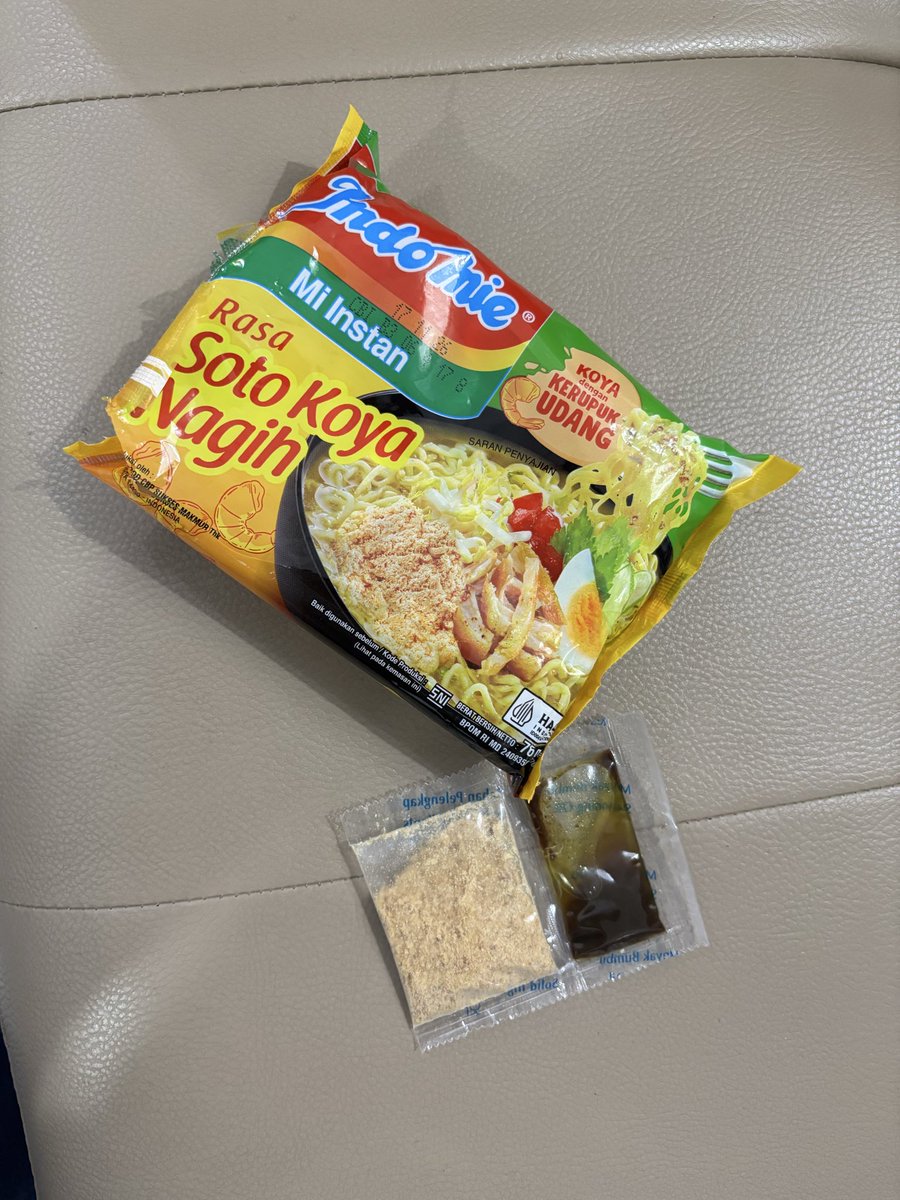 almondrunk's tweet photo. Halooo @indofood ini gimana mau mam indomie tapi pas dibuka gak ada bumbu bubuk dan chili nya? Cuma minyak sama koya ajaaa, kurang gurih atuhhhh 🥲🥲🥲🫪 https://t.co/X2zTihhEuC