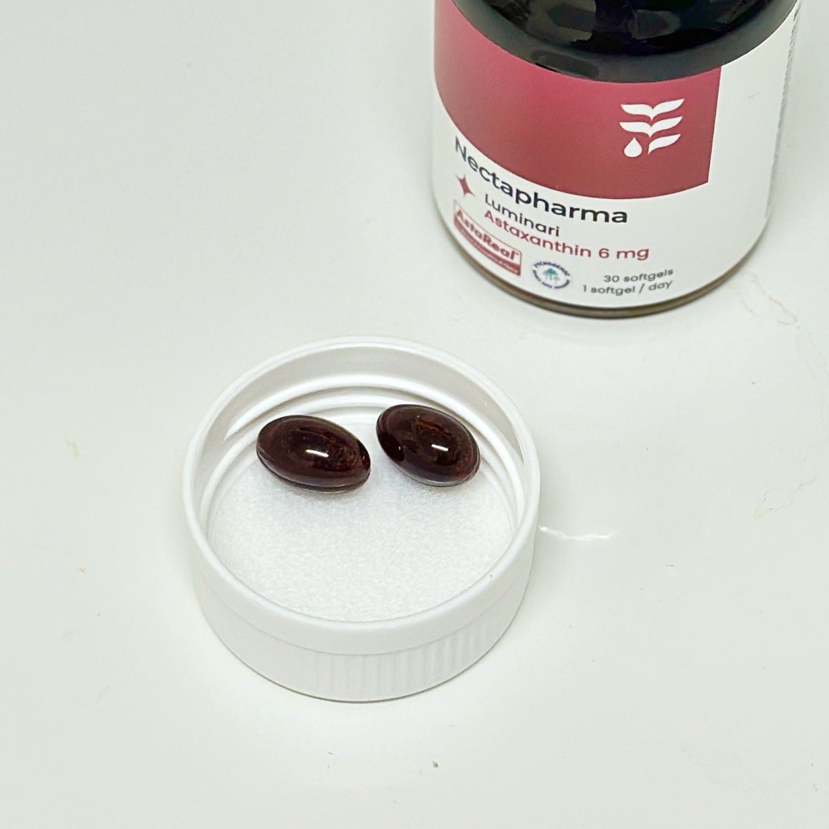 sunnflowergirl's tweet photo. ส่วนตัวอยากลองกินแอสตาแซนทีนมานาน มาจบที่ของ Nectapharma มีแอสตาแซนทีนโดสสูงสุดที่อย.ไทยอนุญาต ช่วยเรื่องผิวทนแดด กระจ่างใส ชะลอวัย ส่วนตัวลองกินมาสักพักแล้วเริ่ดจริง ผิวดูกระจ่างใส ชุ่มชื้น เนียนขึ้น ดูสุขภาพดี เข้าใจละว่าทำไมคนวัยใกล้เลข 3 ถึงเชียร์แอสตาของเนคตา  เต็มสิบไม่หัก คุ้มค่ากับราคาที่เสียไปมากกก