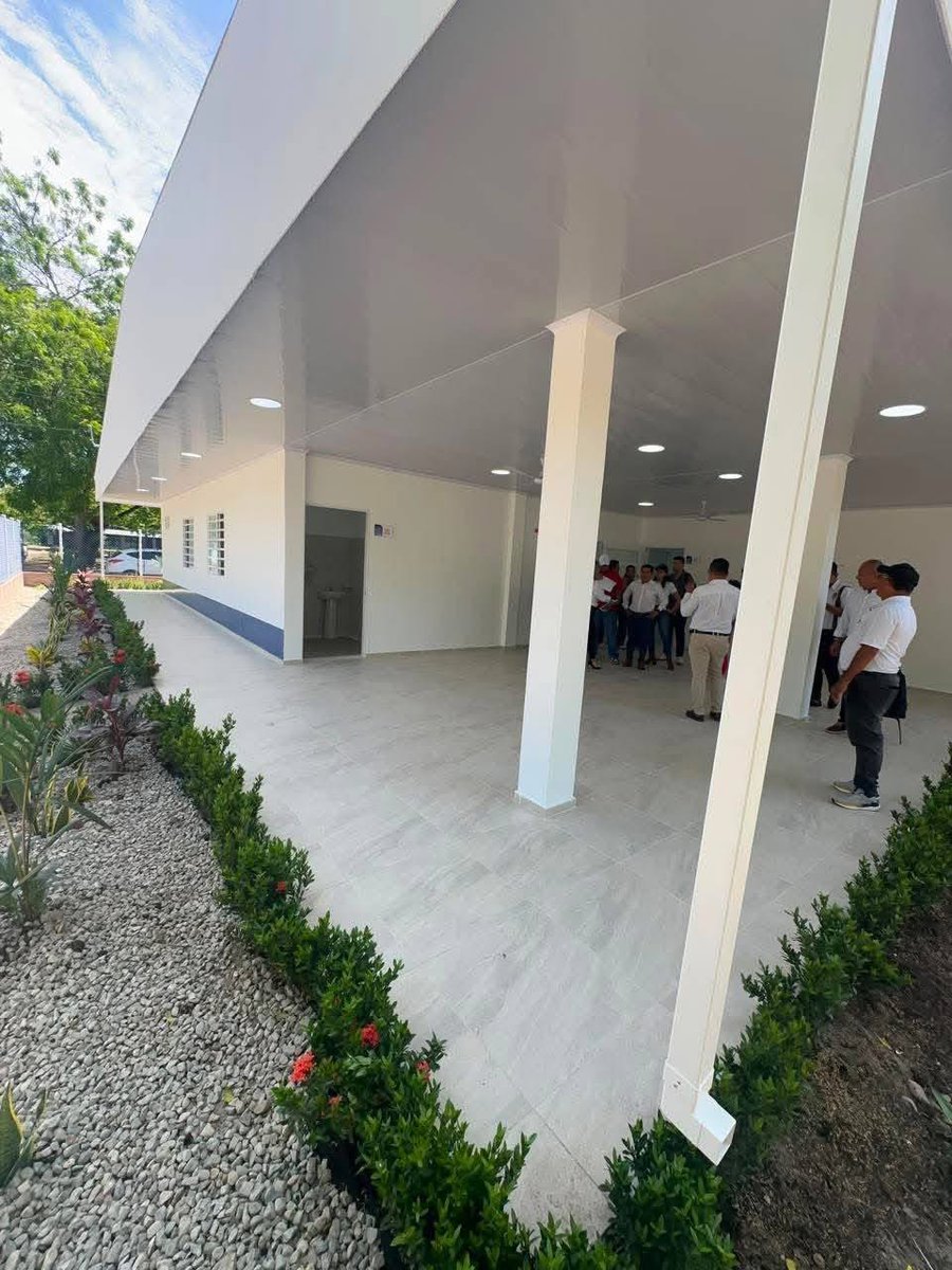 petrogustavo's tweet photo. Este es el nuevo centro de salud en la Chamba en el Tolima.

Hemos reparado y construido cientos de centros de salud dotados y con su personal que hacen parte  integrante del sistema preventivo de la salud de Colombia.

Aunque no aprobaron la ley de salud en el senado estos centros en barrios y ciudades son los primeros puntos de atención médica para la población circundante y de remisión en casos de complejidad.

Así,de manera más eficaz, que las EPS, se cubre todo el territorio del país hasta los lugares más recónditos .

Aquí se coordinan los equipos básicos del territorio concreto que ya cuentan con 100.000 enfermeras y médicos en todo el país  recorriendo casa a casa los territorios

Junto a los programas de construcción de acueductos locales, este sistema nos ayudó a bajar a la mitad los niveles de la mortalidad infantil y materna que nos dejó Duque hace cuatro años.