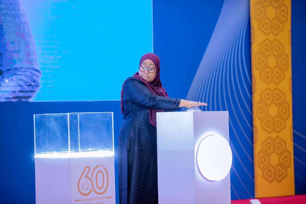babalao__'s tweet photo. Rais wa Jamhuri ya Muungano wa Tanzania, Mhe. Dkt. Samia Suluhu Hassan akibonyeza Kitufe kuashiria uzinduzi wa Kitabu cha miaka 60 ya Benki Kuu ya Tanzania katika Kituo cha Mikutano cha Kimataifa cha Julius Nyerere (JNICC), Jijini Dar es Salaamtarehe 12 Juni, 2026. https://t.co/aHS1uf7I6D