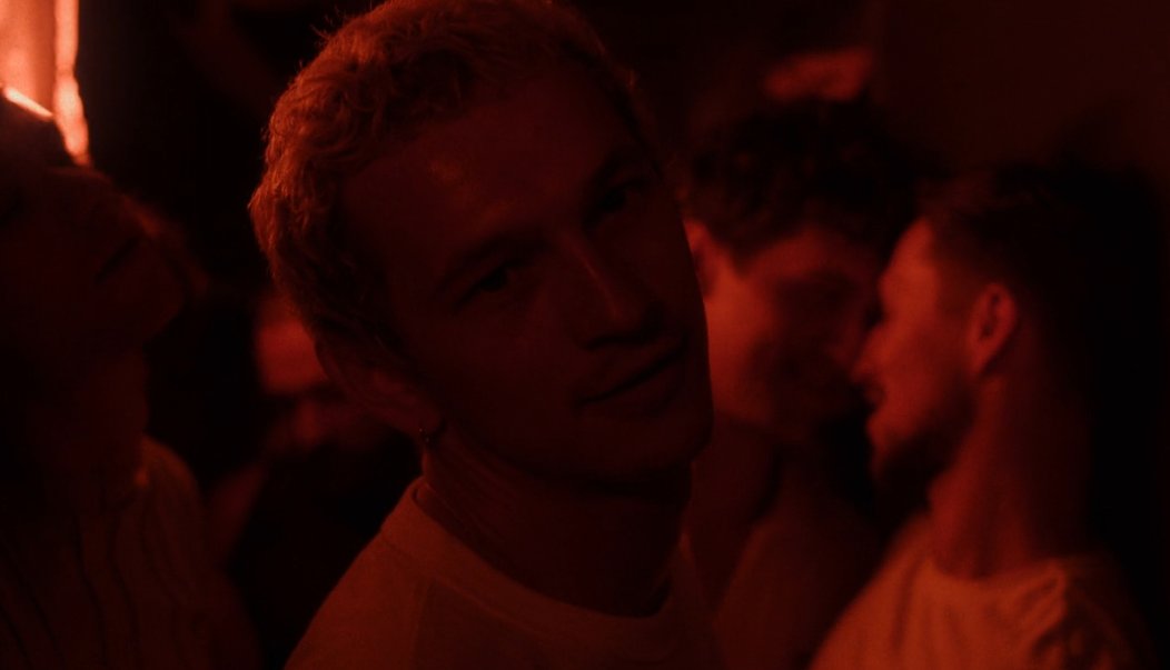 CINEMA505's tweet photo. O primeiro episódio de 'Orgulho', aclamada série queer já está disponível na HBO Max.

A trama acompanha Filip, um jovem impulsivo e imprudente cuja vida fica de cabeça para baixo após uma tragédia familiar. https://t.co/waTTjF5rEn