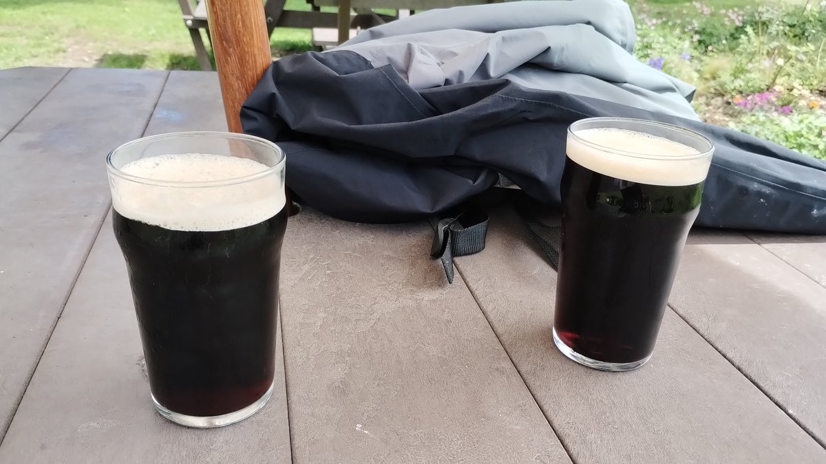 DPandMM's tweet photo. Walked from #Hitchin to The Red Lion in Preston village past an impressive field of Oxeye/moon daisy's.  Twowell deserved pints of Oscar Wild Mild😋🍻 https://t.co/1tEsw6e80b