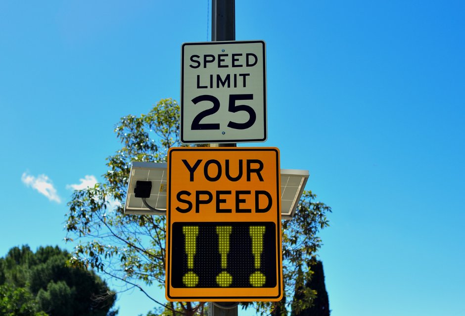 AndrewGraulich's tweet photo. What if speed limits weren't set based on what's safe, but based on how fast people already drive? That's exactly how it works in America. And it's created a feedback loop that has quietly normalized dangerous speeds for decades. https://t.co/asHvBYel8J https://t.co/Pw2Usq30Wu