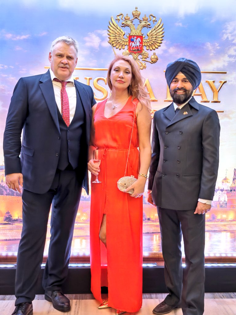 RtnManpreet's tweet photo. Russia Day celebration at Embassy of Russia in New Delhi. Bridging cultures, bonding people. A lovely speech in hindi by Ambassador Denis Alipov.

@MEAIndia @ICIBIndia @IndEmbMoscow @RusEmbIndia @rusintrade https://t.co/w7QoYWAKZS