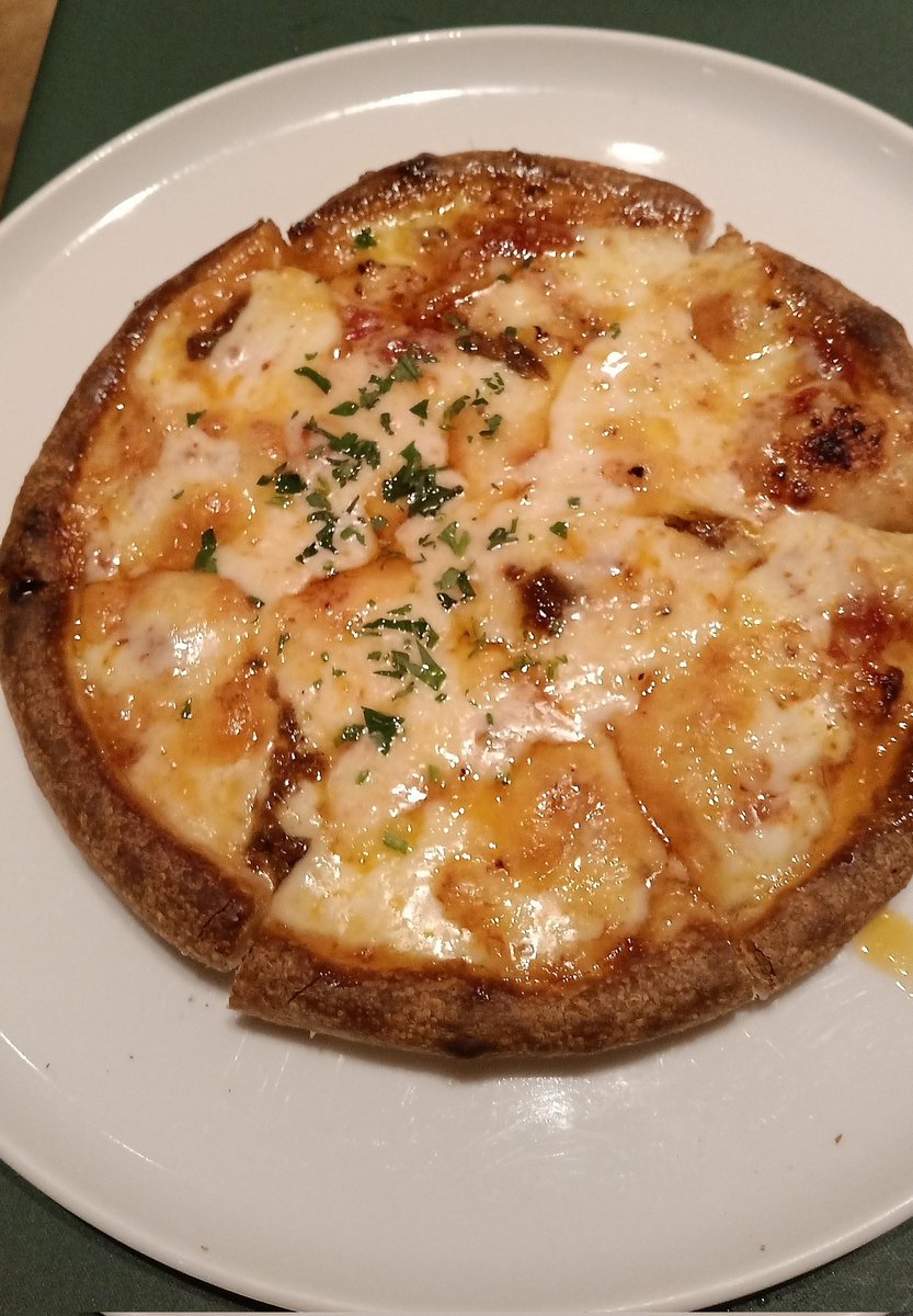 karasu630's tweet photo. お馴染みのデラカーサ(大通り）ピザをいただきました😋 https://t.co/w623XyLkMo