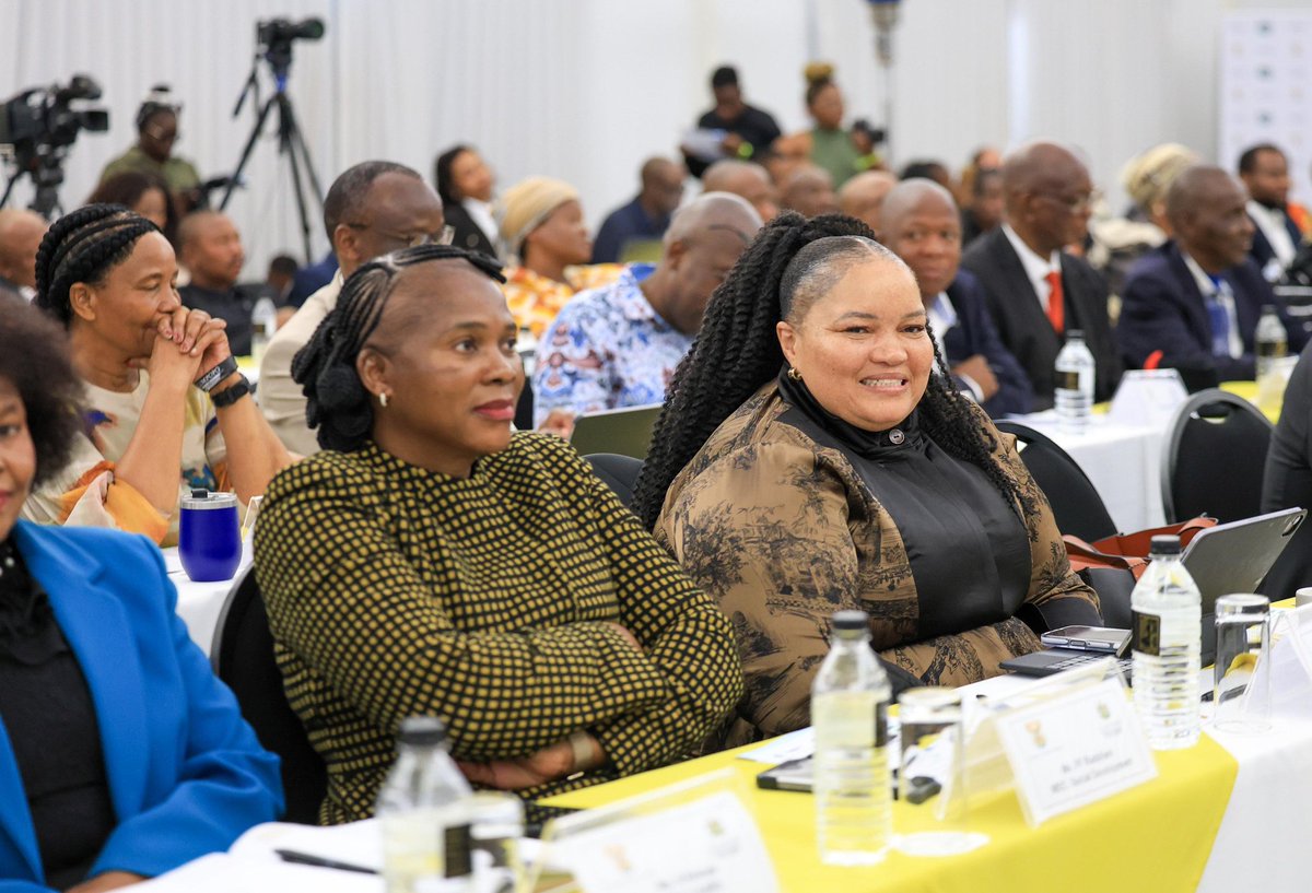SportArtsCultur's tweet photo. 🤝🇿🇦 Deputy Minister Peace Mabe attends the Deputy President’s Engagement with Traditional &amp; Khoi-San Leaders in Limpopo

The engagement focuses on rural development, land reform, governance &amp; socio-economic advancement of rural communities.

#RSAAtWork #TraditionalLeadership https://t.co/YILhDtIjdP
