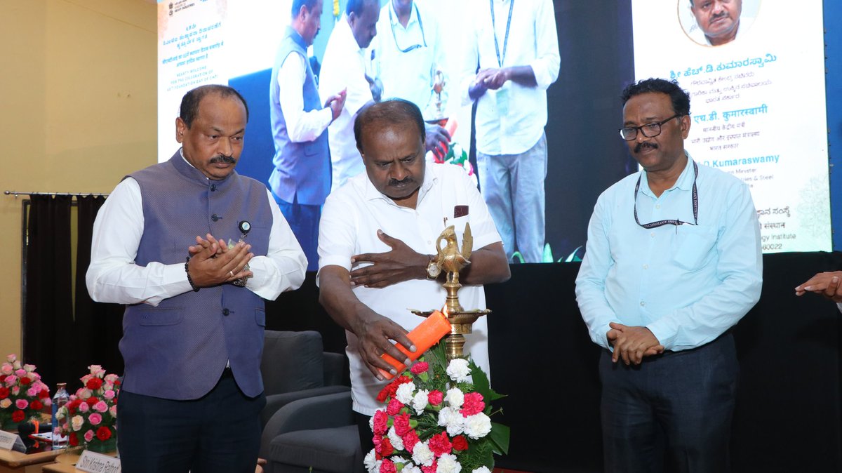 hd_kumaraswamy's tweet photo. ಕೇಂದ್ರ ಸರಕಾರದ @MHI_GoI ಅಧೀನದಲ್ಲಿರುವ ಕೇಂದ್ರೀಯ ಕೈಗಾರಿಕಾ ಉತ್ಪಾದನಾ ಸಂಸ್ಥೆಯ (Central Manufacturing Technology Institute -CMTI) 65ನೇ ಸಂಸ್ಥಾಪನಾ ದಿನಾಚರಣೆ ಕಾರ್ಯಕ್ರಮದಲ್ಲಿ ಸಂತೋಷದಿಂದ ಪಾಲ್ಗೊಳ್ಳಲಾಯಿತು.
ಉತ್ಪಾದನೆ, ನಾವಿನ್ಯತೆ ಮತ್ತು ಸೂಕ್ಷ್ಮ ಪರಿಕರಗಳ ಉತ್ಪಾದನೆಯಲ್ಲಿ ನಿಪುಣತೆ ಹೊಂದಿರುವ ಸಂಸ್ಥೆಯು ಈಗಾಗಲೇ ಅನೇಕ ಮೈಲುಗಲ್ಲುಗಳನ್ನು ಸಾಧಿಸಿದೆ.

ಈ ಸಂದರ್ಭದಲ್ಲಿ ಸಂಸ್ಥೆಯಲ್ಲಿ ಸುಧಾರಿತ ಎಂಜಿನಿಯರಿಂಗ್ ಸಾಮಗ್ರಿ ಪರೀಕ್ಷಾ ಸೌಲಭ್ಯ ಕೇಂದ್ರವನ್ನು ರಾಷ್ಟ್ರಕ್ಕೆ ಸಮರ್ಪಣೆ ಮಾಡಲಾಯಿತು. 

ಗೌರವಾನ್ವಿತ ಪ್ರಧಾನಿಗಳಾದ ಶ್ರೀ @narendramodi ಅವರ ನೇತೃತ್ವದಲ್ಲಿ ಉತ್ಪಾದನೆ ಮತ್ತು ಉದ್ಯೋಗ ಆಧರಿತ ಉದ್ದಿಮೆಗಳಿಗೆ ಹೆಚ್ಚು ಉತ್ತೇಜನ ನೀಡಲಾಗುತ್ತಿದ್ದು, ಈ ಮೂಲಕ ರಾಷ್ಟ್ರ ನಿರ್ಮಾಣಕ್ಕೆ ಬಹುದೊಡ್ಡ ಕೊಡುಗೆ ನೀಡಲಾಗುತ್ತಿದೆ.
@PMOIndia