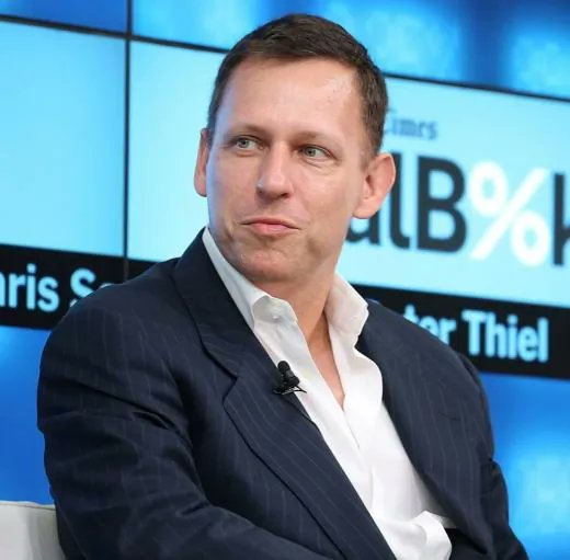 LeaBourseFR's tweet photo. Space X : personne ne parle de Peter Thiel.

Et pourtant... 

Il a investi 20 millions dans la boite en 2008.
= cela vaut entre 26 et 52 milliards aujourd'hui. Un x1 300 minimum en 18 ans.

C’est le moment le plus légendaire de l’histoire de SpaceX en plus.

En août 2008, l’entreprise est au bord de la faillite après trois échecs consécutifs du Falcon 1. Elon Musk a englouti sa fortune personnelle.

C’est à ce moment précis que Peter Thiel (son ancien compère de PayPal), intervient en injectant 20 millions de dollars.
Quelques mois plus tard, la NASA accordait à SpaceX un contrat de 1,6 milliard de dollars. Ce chèque a littéralement sauvé la boîte.

Pour contexte : Thiel avait mis 500 000$ sur Facebook en 2004 et en avait retiré 1 milliard (ce qui était déjà considéré comme le meilleur trade de sa génération).
SpaceX représente un retour 50 fois supérieur à ça.

Le plus grand investisseur en tech de l'histoire moderne n'est peut-être pas celui qu'on croit.