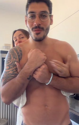 anavill43281273's tweet photo. Hele nella sua Isola felice insieme a  suoi amori ❤️🖇️
Il suo orsau è tutto suo 😍
#HELEVIER https://t.co/jmYImFHrMt